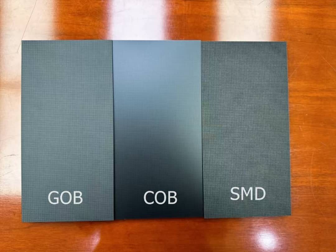 Yan yana karşılaştırılan GOB, COB ve SMD LED modül numuneleri